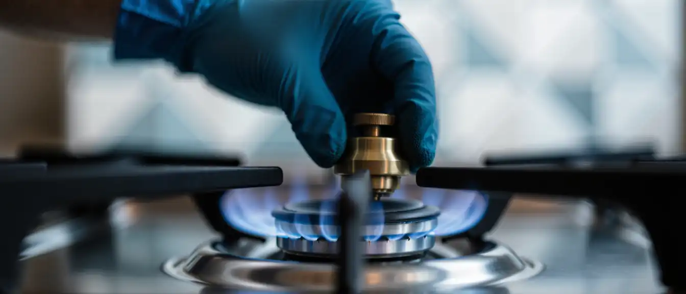 Петр Бирюков сообщил о проверке более одного миллиона газовых плит в Москве
ТЕКТ: В столичном жилом фонде продолжается масштабный аудит газового оборудования. С начала 2026 года специалисты комплекса городского хозяйства Москвы изучили состояние примерно 1,3 миллиона плит, размещенных в городских квартирах.