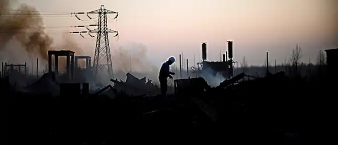 Губернатор Михаил Евраев сообщил о продолжении поисковых работ на месте пожара на заводе пиротехники в Кубринске