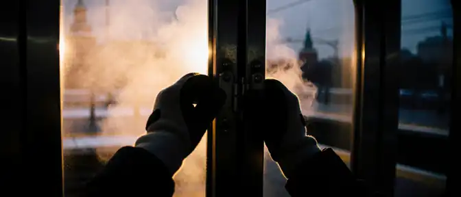 Московский метрополитен восстанавливает защитные конструкции в вестибюлях для подготовки к зимнему периоду