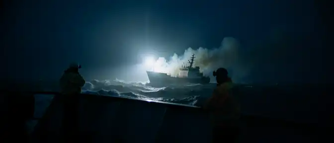 Поисковая операция у берегов Камчатки продолжается после пожара на рыболовецком судне Триумф