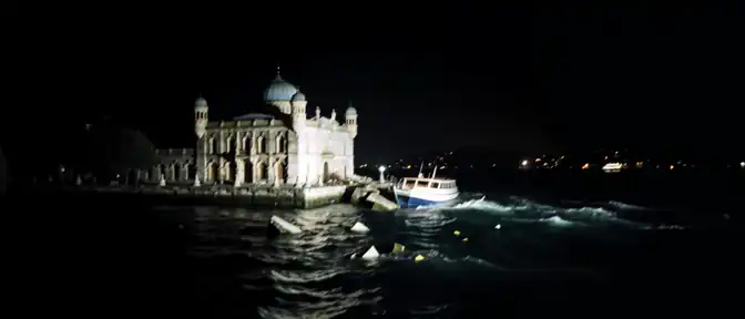 Столкновение катера с историческим особняком в районе Кандилли в Стамбуле привело к разрушению причала