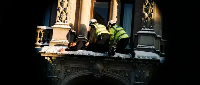 В центре Москвы медики оказывают помощь человеку, сорвавшемуся на козырек знаменитого «Дома Шурика»