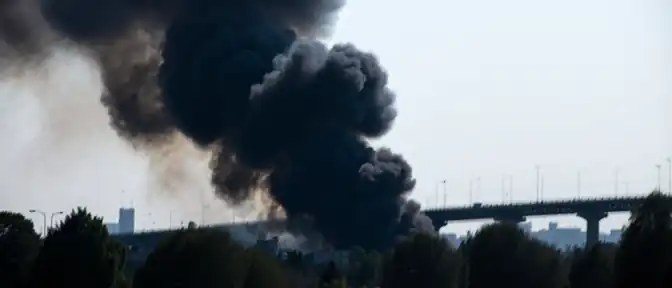 В Киеве зафиксировано возгорание в окрестностях Северного моста