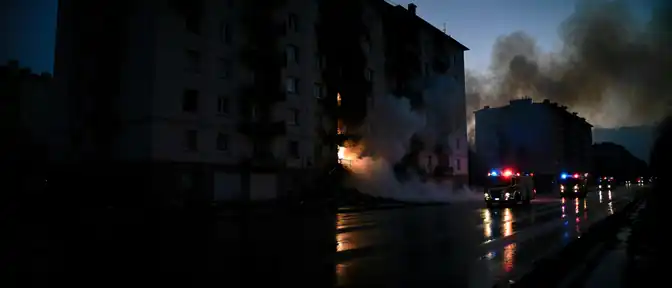 Возгорание в жилом секторе Волгограда стало последствием массированного налета беспилотников на промышленную инфраструктуру региона