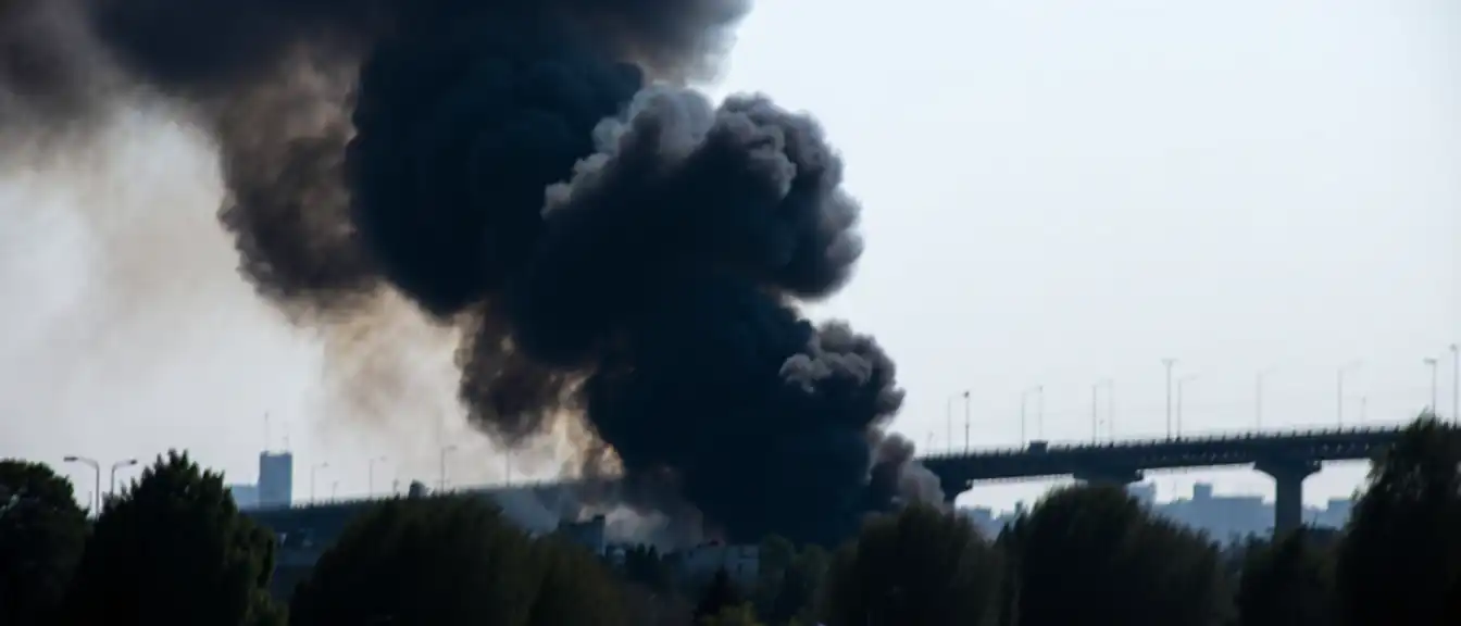 В Киеве зафиксировано возгорание в окрестностях Северного моста